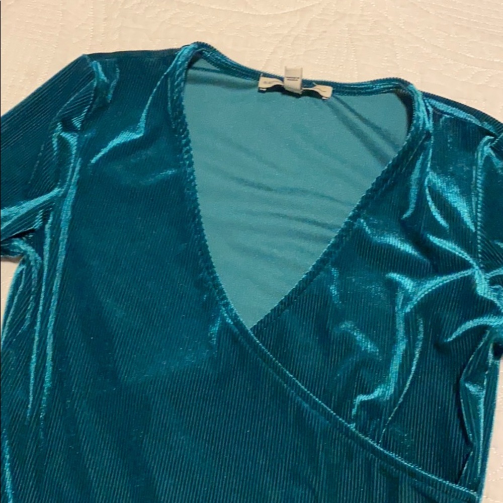 Beautiful green top - Picture 2 of 7